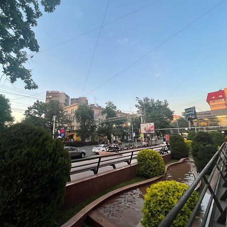 Двухкомнатная Квартира На Арбате Almatî Exterior foto